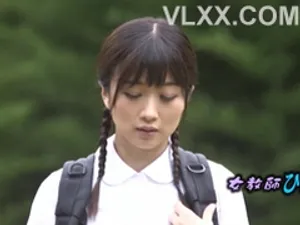 Anh chồng nhút nhát đưa vợ cho sếp địt vì sợ bị sa thải